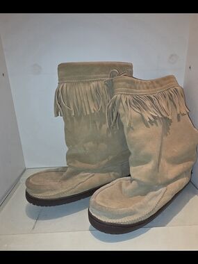 Women’s Winter Boots in Light Brown with Fringe.